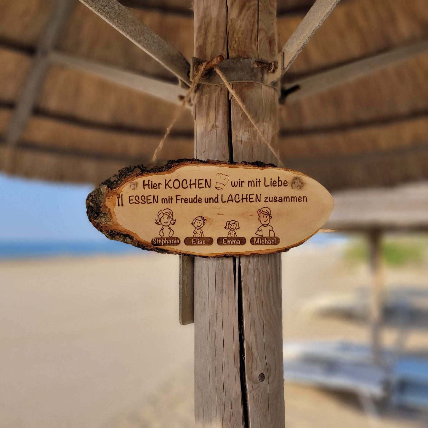 Familienschild mit personalisierbarer Gravur - Holzschild mit Rinde Erle - Hier Kochen wir mit Liebe