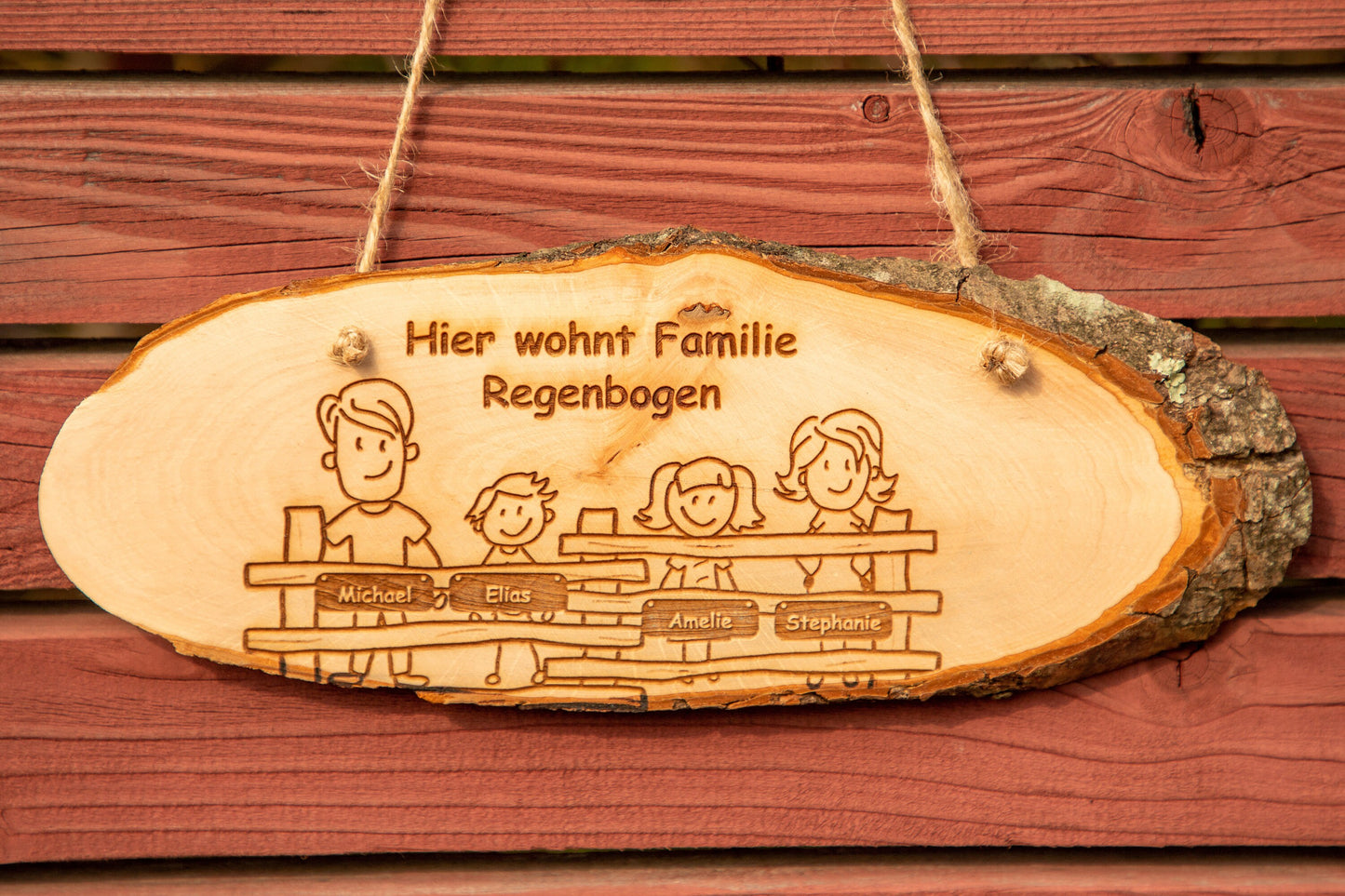 Türschild mit personalisierbarer Gravur - Holzschild mit Rinde Erle - Hier wohnt Familie