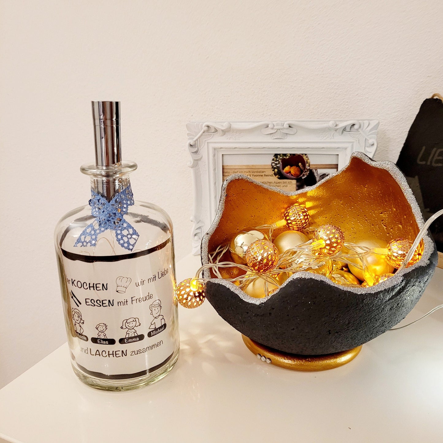 Stoamandal Flaschenlicht - Hier KOCHEN wir mit Liebe - personalisiert - LED Flaschenpost beleuchtet