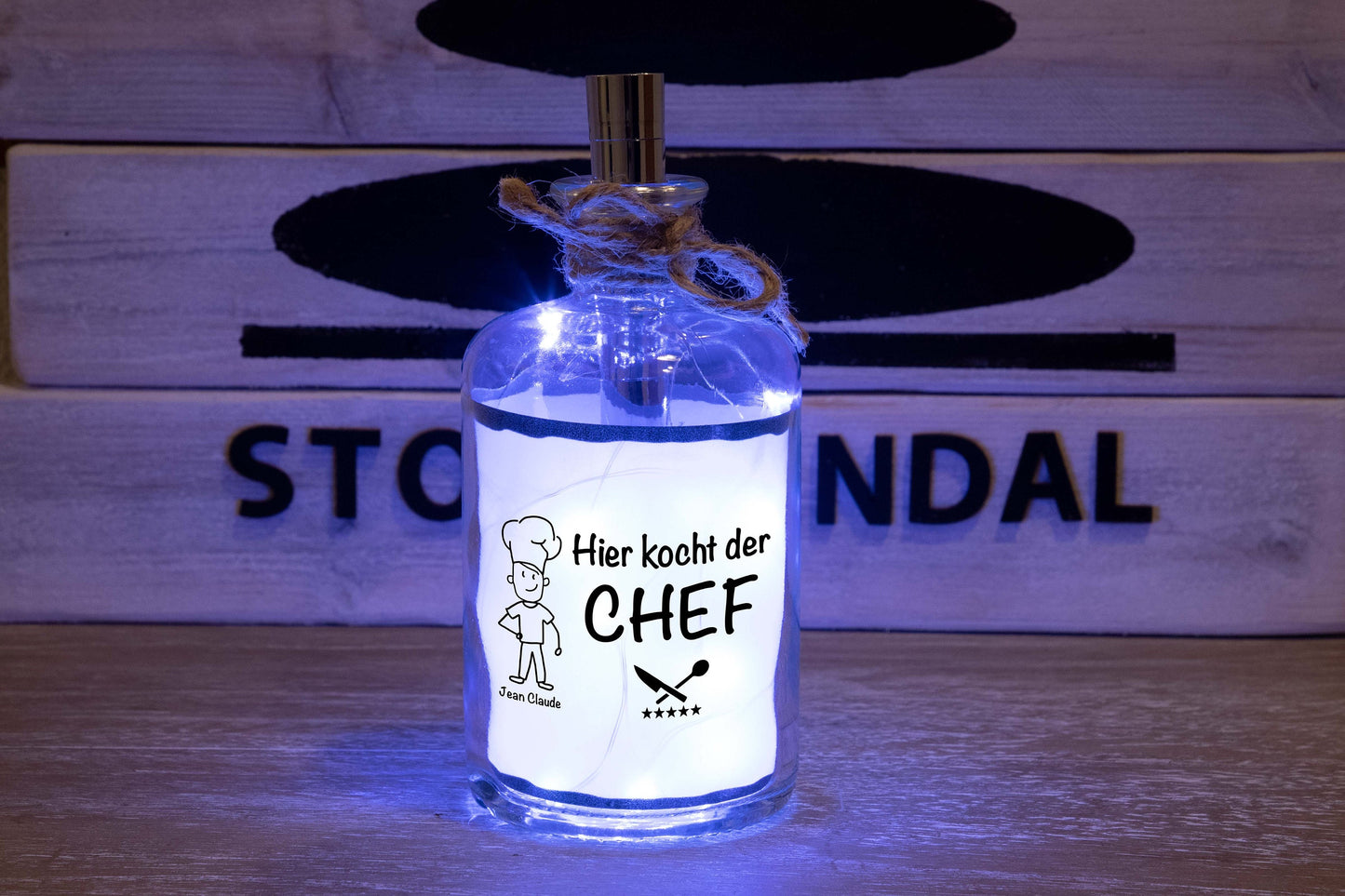 Stoamandal Flaschenpost - Hier kocht der Chef - personalisiert - LED Flaschenpost beleuchtet